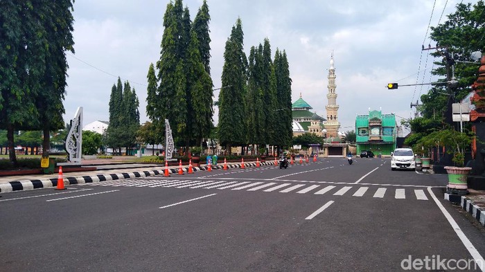 Lengangnya Purbalingga Saat 'Jateng di Rumah Saja' Gerakan 'Jateng di Rumah Saja' mulai berlaku hari ini hingga besok. Suasana di Kabupaten Purbalingga, Jawa Tengah, pun terpantau lengang, Sabtu (6/2/2021).