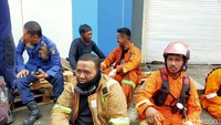 Petugas baru berhasil memadamkan api yang membakar api di lantai 1, 2, dan 3 gedung pada sekitar pukul 11.30 Wita. 
