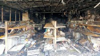Tampak salah satu ruangan Mal Panakkukang tempat barang-barang dagangan dipajang hangus terbakar.