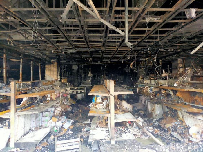 Mal Panakkukang Makassar terbakar. Mal Panakkukang Makassar terbakar.