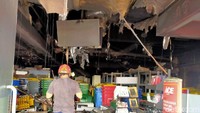 Petugas sekuriti yang melihat ada api mulai membakar mal langsung melapor ke Pemadam Kebakaran Makassar pada pukul 00.15 Wita.
