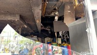 Ada sekitar 11 jam lamanya Damkar Makassar memadamkan api di Mal Panakkukang.