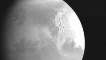 Kalau ini adalah foto Mars yang dijepret oleh wahana Tianwen-1 dari China saat mendekati orbitnya. Foto: AFP