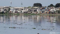 Kebaradaan rumah semi permanen itu membuat suasana di sekitar waduk terlihat kumuh.