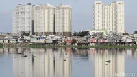 Meski sempat ada wacana penataan pemukiman kumuh di Waduk Pluit, namun sampai saat ini hal tersebut tidak dilakukan.