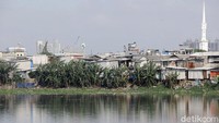 Waduk Pluit sendiri memiliki fungsi untuk mengatasi banjir di Jakarta. Waduk digunakan untuk menampur air sebelum dialirkan ke laut.