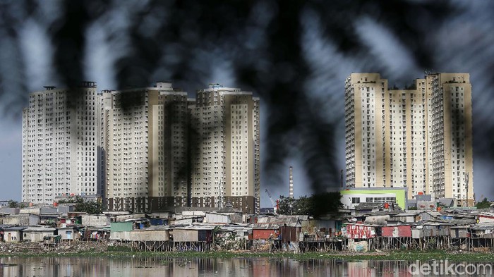 Melihat Kembali Permukiman Kumuh di Pinggir Waduk Pluit Tampak pemukiman padat penduduk dikawasan Waduk Pluit, Jakarta Utara, Jumat (5/2/2021). Meski sempat ada wacana penataan pemukiman kumuh di Waduk Pluit pada era kepemimpinan Gubernur DKI Jakarta Basiku Tjahaja Purnama, namun sampai saat ini hal tersebut tidak dilakukan.