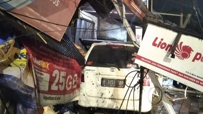 Mobil Tabrak Motor hingga warung di Tanah Abang, Jakarta Pusat menewaskan pengendara motor