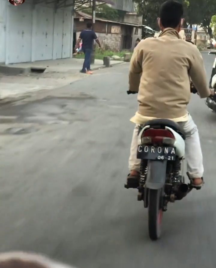 Motor dengan pelat CORONA di Medan (dok. Istimewa)