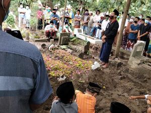 Cerita Cinta Sehidup Semati Pasutri Bojonegoro yang Meninggal Beda 3 Jam