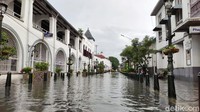 Banjir merendam kawasan wisata Kota Lama dan termasuk akses menuju ke sana.