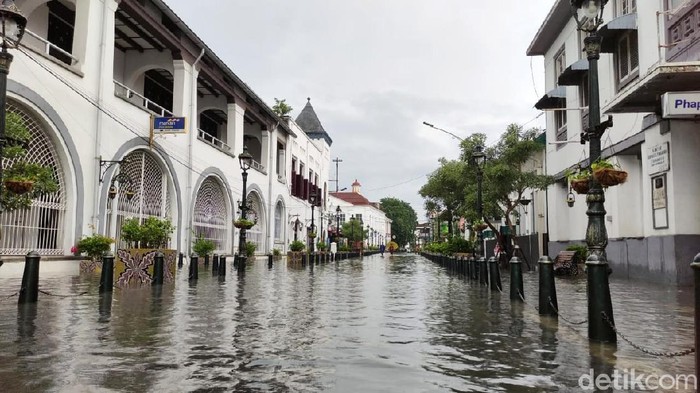 Penampakan Banjir yang Merendam Kota Lama Semarang Hujan deras yang mengguyur Kota Semarang mengakibatkan banjir di banyak titik hari ini. Banjir juga merendam kawasan wisata Kota Lama Semarang.