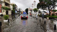 Kendaraan polisi menerobos banjir di kawasan Kota Lama Semarang.