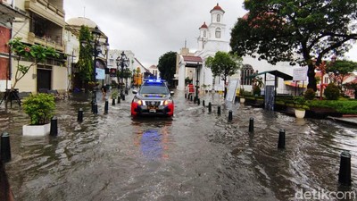 Penampakan Banjir yang Merendam Kota Lama Semarang
