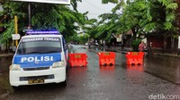 Kendaraan kecil tidak bisa melintas sehingga memutar ke jalur utama di Jalan Majapahit kemudian berbelok ke MT Haryono. Jalur tersebut ditutup di perempatan Ligu oleh polisi karena banjir di kawasan Bubakan Kota Lama cukup dalam.