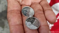 Koin berwarna perak itu berdiameter sekitar 2 cm.