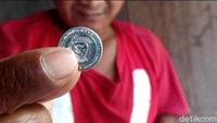 Salah seorang warga Dukuh Bendan Desa Teguhan, Jiwan, Madiun, menunjukkan koin dinar-dirham, Sabtu (6/2/2021).