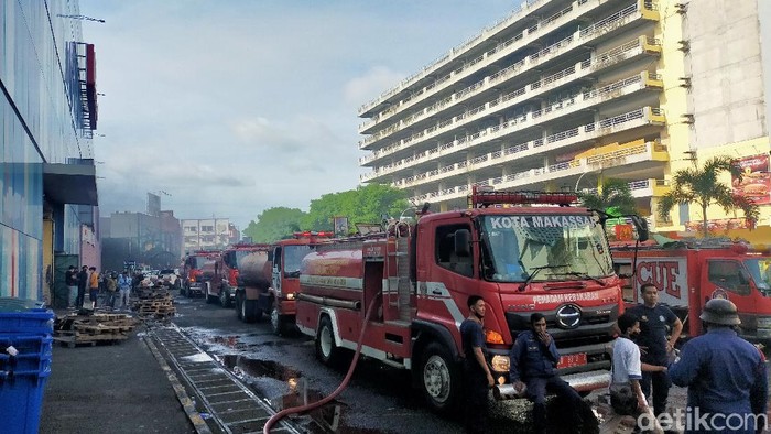 Petugas damkar masih berupaya memadamkan kebakaran di Mal Panakukkang (Ibnu Munsir/detikcom)
