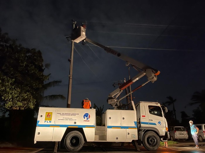 Petugas PLN pulihkan pasokan listrik di Semarang