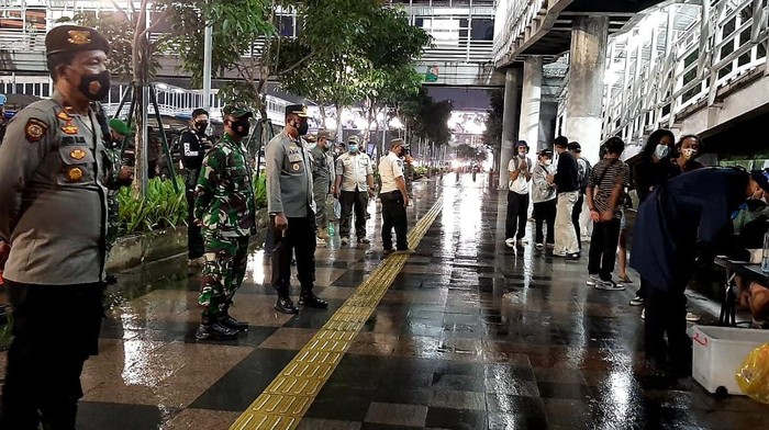 Polisi melakukan rapidtes antigen terhadap 13 ABG yang masih nongkrong di Kawasan Setiabudi