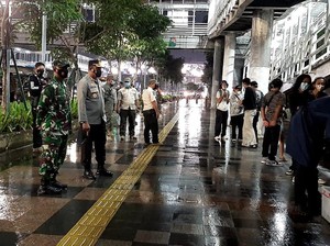 Kedapatan Nongkrong Malam-malam di JPO Dukuh Atas, 13 ABG Dirapid Tes