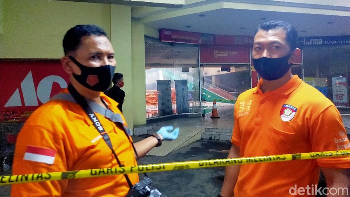 Polisi olah TKP kebakaran Mal Panakkukang, Makassar (Ibnu Munsir/detikcom).