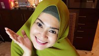 Kalau ini senyum bahagia Ikke saat mendapat kejutan kue di hari ulang tahunnya. Ia pun mengucapkan terima kasih pada semua orang yang memberi selamat. Foto: Instagram ikkenurjanah0518