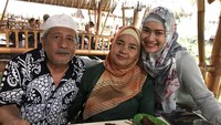 Bersama kedua orang tuanya, Ikke merayakan hari ulang tahun sang ibu. Tak lupa ia menyiapkan kue. Foto: Instagram ikkenurjanah0518