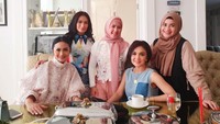 Seperti ini momen makan-makan cantik Ikke dengan penyanyi tanah air lainnya. Ada Krisdayanti, Iis Dahlia, sampai Yuni Shara. Mereka bersantap di rumah Iis Dahlia. Foto: Instagram ikkenurjanah0518