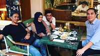 Pelantun lagu Terlena ini tengah meeting dalam rangka peluncuran lagu barunya di tahun 2020. Supaya makin asyik, meetingnya dilakukan sambil makan. Foto: Instagram ikkenurjanah0518