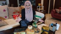 Begini senyum manis Ikke saat memamerkan hampers lebaran tahun lalu. Ia mempromosikan produknya yang ia dapat. Foto: Instagram ikkenurjanah0518