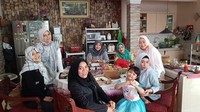 Wanita 46 tahun ini tengah berkumpul bersama teman-teman kuliahnya dulu. Mereka terlihat menikmati momen makan bersama. Foto: Instagram ikkenurjanah0518