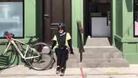 Usai bersepeda di awal tahun 2021, Ikke dan temannya mampir makan dessert di kafe kekinian. Ia pun tak lupa pose di depan kafe. Foto: Instagram ikkenurjanah0518