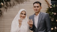 Pernikahan ini merupakan kali kedua untuk Ikke setelah dirinya bercerai dengan Aldi Bragi 14 tahun lalu. Dari pernikahan tersebut, Ikke dikaruniai seorang anak perempuan, Siti Adira Kania. Foto: Instagram ikkenurjanah0518