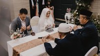 Ikke memohon doa restu pada seluruh followersnya untuk pernikahannya bersama Karlie. Terlihat pernikahan mereka dirayakan dengan sederhana, namun penuh suka cita. Foto: Instagram ikkenurjanah0518