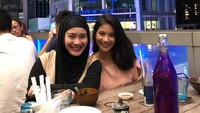 Liburan ke Singapura bersama sang putri, Ikke tak melewatkan makan malam bersama. Mereka juga foto sebelum makan. Foto: Instagram ikkenurjanah0518