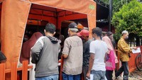 Puluhan warga yang hendak mengambil BLT justru mengabaikan protokol kesehatan.