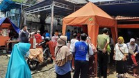 Bahkan kerumunan mengular hingga di luar kantor pos.