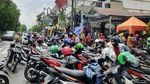 Potret Pengambilan BLT Tanpa Jaga Jarak di Kantor Pos Demak