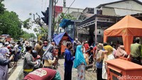 Warga mengantre untuk mengambil bantuan langsung tunai (BLT) tahap kedua senilai Rp 300 ribu di Kantor Pos Jalan Demak, Surabaya, Sabtu (6/2/2021).