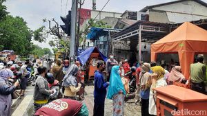 Potret Pengambilan BLT Tanpa Jaga Jarak di Kantor Pos Demak