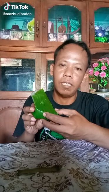 Kocak! Pria Ini Review Jajanan Tradisional Pakai Logat Medok