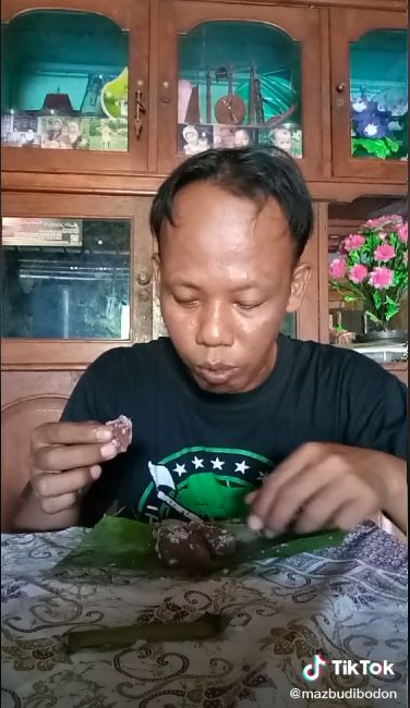 Kocak! Pria Ini Review Jajanan Tradisional Pakai Logat Medok