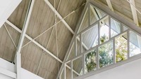 Rumah yang dimaksud adalah Arsya House karya kolaborasi 2 arsitek tanah air Riri Yakub dan Ren Katili.