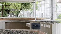 Rumah mungil Arsya House dibangun dengan desain rumah panggung di tengah-tengah kawasan padat penduduk di Kebon Jeruk, Jakarta Barat. Biasanya di perkotaan jarang sekali ada rumah yang didesain dengan gaya tersebut.