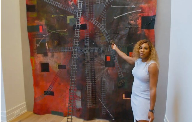 Selain beberapa karya Kaws, Serena Williams juga mengoleksi sejumlah benda seni buatan Radcliffe Bailey. Kalau tidak salah, ini namanya The Astro karena ada batu asli dari bulan. Kadang kalau aku lagi ingin ke bulan, aku cukup menyentuhnya, ujar istri pendiri Reddit, Alexis Ohanian, itu. (Foto: YouTube/Architectural Digest)