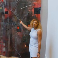 Selain beberapa karya Kaws, Serena Williams juga mengoleksi sejumlah benda seni buatan Radcliffe Bailey. Kalau tidak salah, ini namanya The Astro karena ada batu asli dari bulan. Kadang kalau aku lagi ingin ke bulan, aku cukup menyentuhnya, ujar istri pendiri Reddit, Alexis Ohanian, itu. (Foto: YouTube/Architectural Digest)