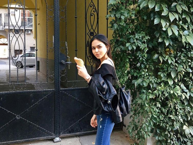 Serunya Edelenyi Laura saat Makan Es Krim dan Ngopi Cantik