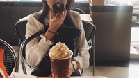 Bahkan ia sering menghabiskan waktu bersama teman-temannya untuk nongkrong sambil ngopi cantik. Seperti yang terlihat dalam foto ini, Laura memesan minuman dengan whipped cream sebagai topping. Foto: Instagram @adlnlaura