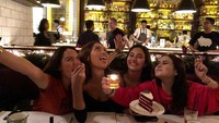 Momen ini adalah bukti kedekatan Laura dengan teman-temannya. Menikmati sepotong kue red velvet bersama. Sayangnya kebersamaan itu tak terlihat lagi karena Laura hanya menghabiskan waktu di tempat tidur. Foto: Instagram @adlnlaura